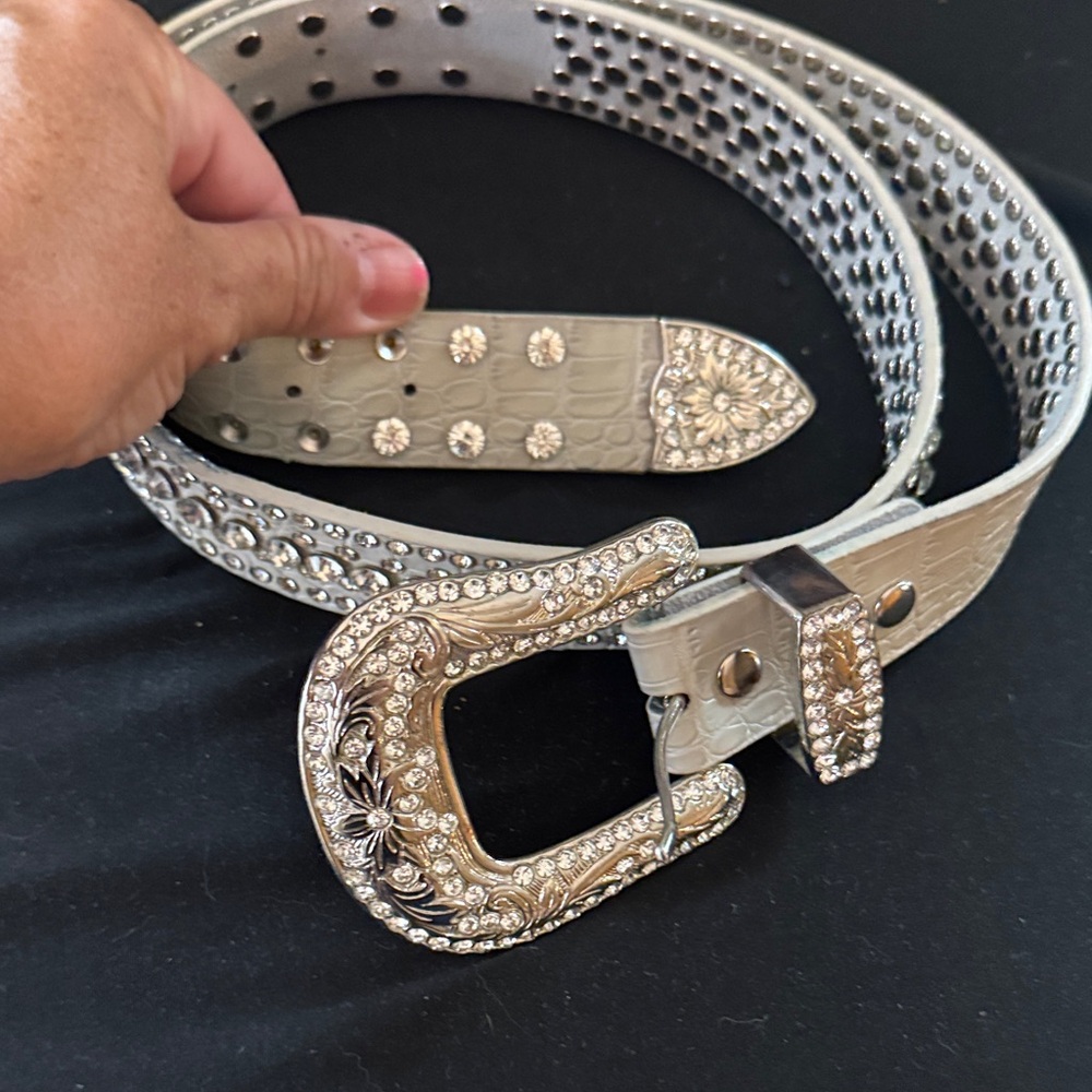 Genuine leather western belt in white with silver hardware and rhinestones!
